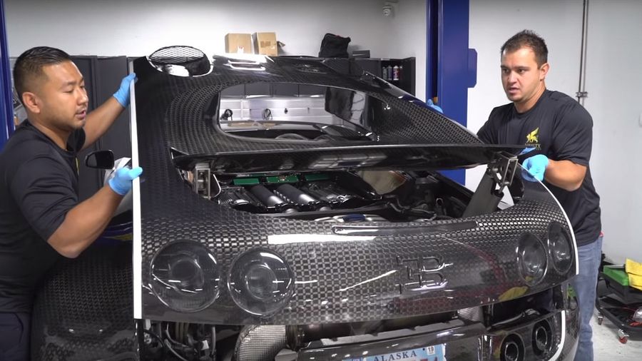 Посмотрите на процесс смены масла на Bugatti Veyron, который стоит 1,3 млн рублей