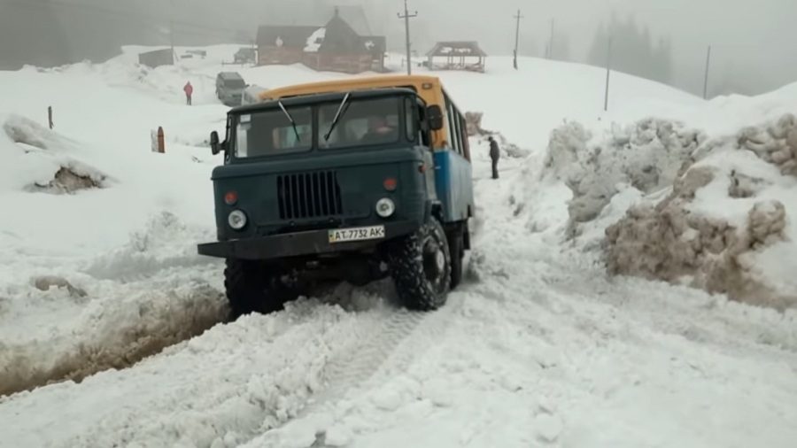 Посмотрите, как ГАЗ-66 и УАЗики пытаются преодолеть заснеженный подъём ...